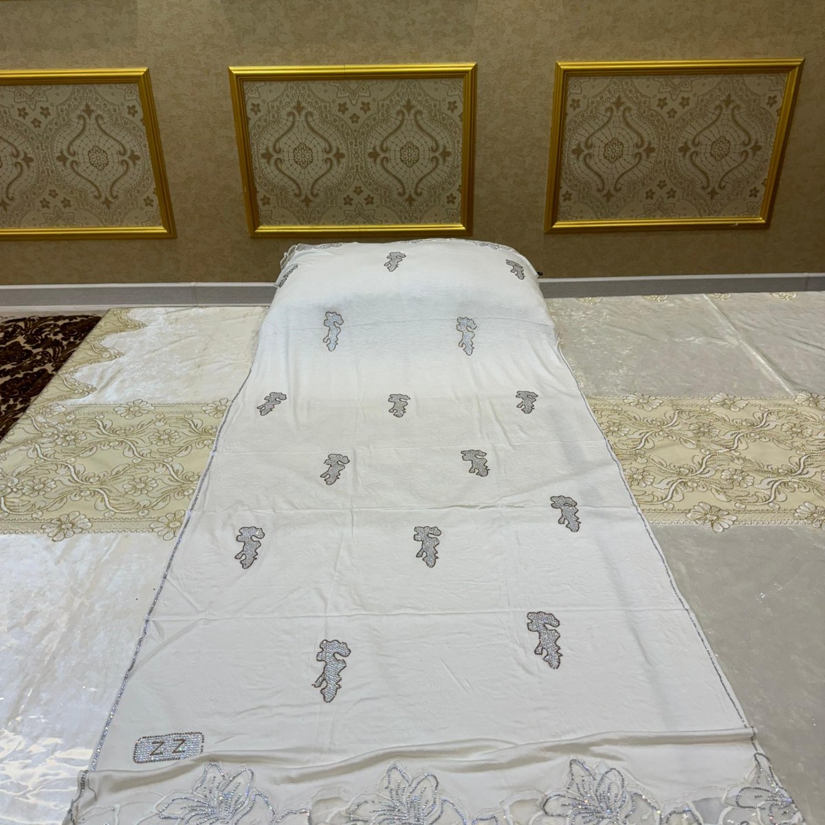 Gallery image for Jersey Scarf with a flower design lace