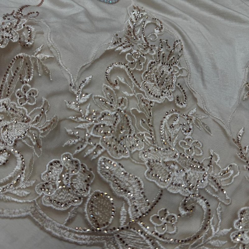 Sheila jersey with french lace served with stone